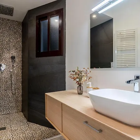 Charming And Stylish In Downtown *